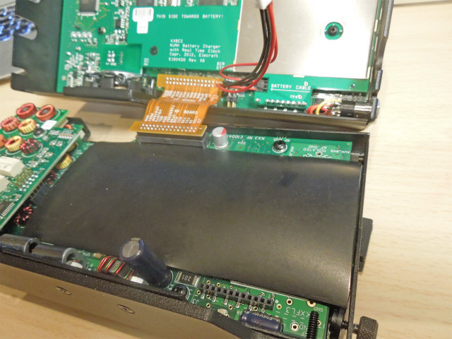 KX3のRF基板とLi-ion電池の間に絶縁のためゴム板を入れる