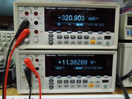 Yaesu FT-817 バッテリー電圧電流を測定中　のマルチメータ
