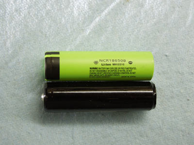 パナソニック製18650リチウムイオン電池　保護基板付とのサイズ比較