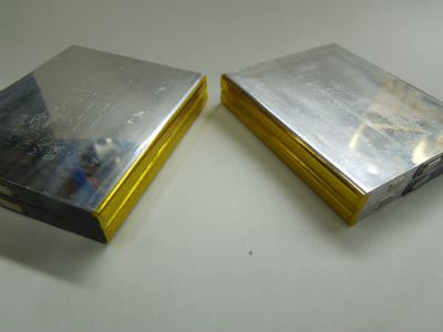 日立マクセル角型リチウムイオン電池　FT-817用組立手順2で、電池ブロック間をカプトンテープで絶遠している写真です。