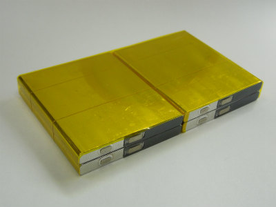 日立マクセル角型リチウムイオン電池　FT-817用組立手順3　2つの電池ブロックを並べてカプトンテープでまとめています。