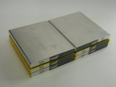 日立マクセル角型リチウムイオン電池　FT-817用組立手順4　さらに2本の電池をを乗せ、全部で6本になりました。